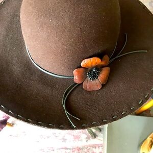 Brown felt Liz Claiborne hat
NEW with tags